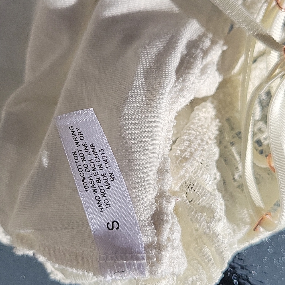 TD Collections// White Crochet Daisy Longline Bralette - Picture 7 of 10